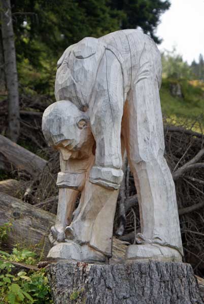 figur_1.jpg - Die erste Holzfigur auf dem Schnitzlerweg
