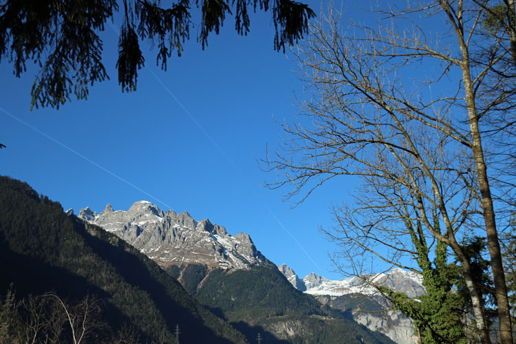 IMG_5494.jpg - Strahlend blauer Himmel und herrlicher Blick in die Berge. Wir haben einen prachtvollen Tag für unser Mini-Wurftreffen am 26.12.15 erwischt!