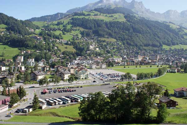 blick_auf_engelberg.jpg - Blick auf Engelberg auf dem Weg hoch zur Gerschnialp