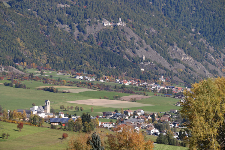 IMG_5064.jpg - Blick hinunter auf Müstair mit den bekannt Kloster (links im Bild)