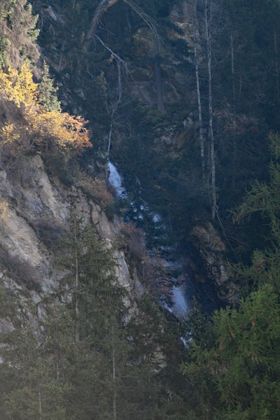 IMG_5210.jpg - Über einen ganz schmalen Wanderweg könnte man hinauf zum Wasserfall wandern
