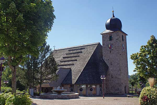 schluchsee_kirche2.jpg - ... ein besonderes Bauwerk.