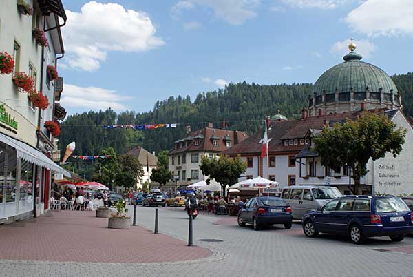 stblasien_dorf.jpg - Flanierstrasse in St. Blasien mit vielen Strassencafés