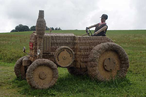 strohtraktor.jpg - Ein weiteres Stroh-Kunstwerk
