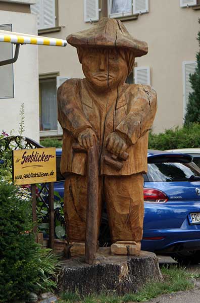 titisee_holzmann.jpg - Holzschnitzerkunst: Der Seeblicker