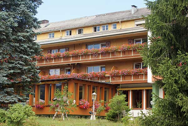 titisee_hotel.jpg - Blumenpracht am Hotel