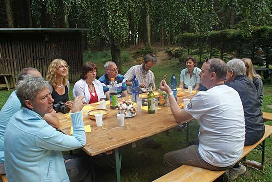 apero2.jpg - Ein sehr gemütliches Fleckchen auf einer kleinen Lichtung