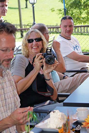 karin.jpg - Von wegen Paparazzi - da haben sich doch einfach die Fotografinnen beim Fotografieren fotografiert...