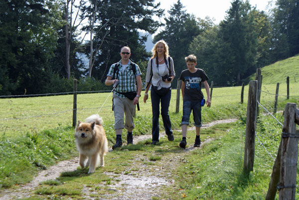 35_zuechterfamilie_kimbo.jpg - Patrick, Karin und Janic van Anraad mit Kimbo